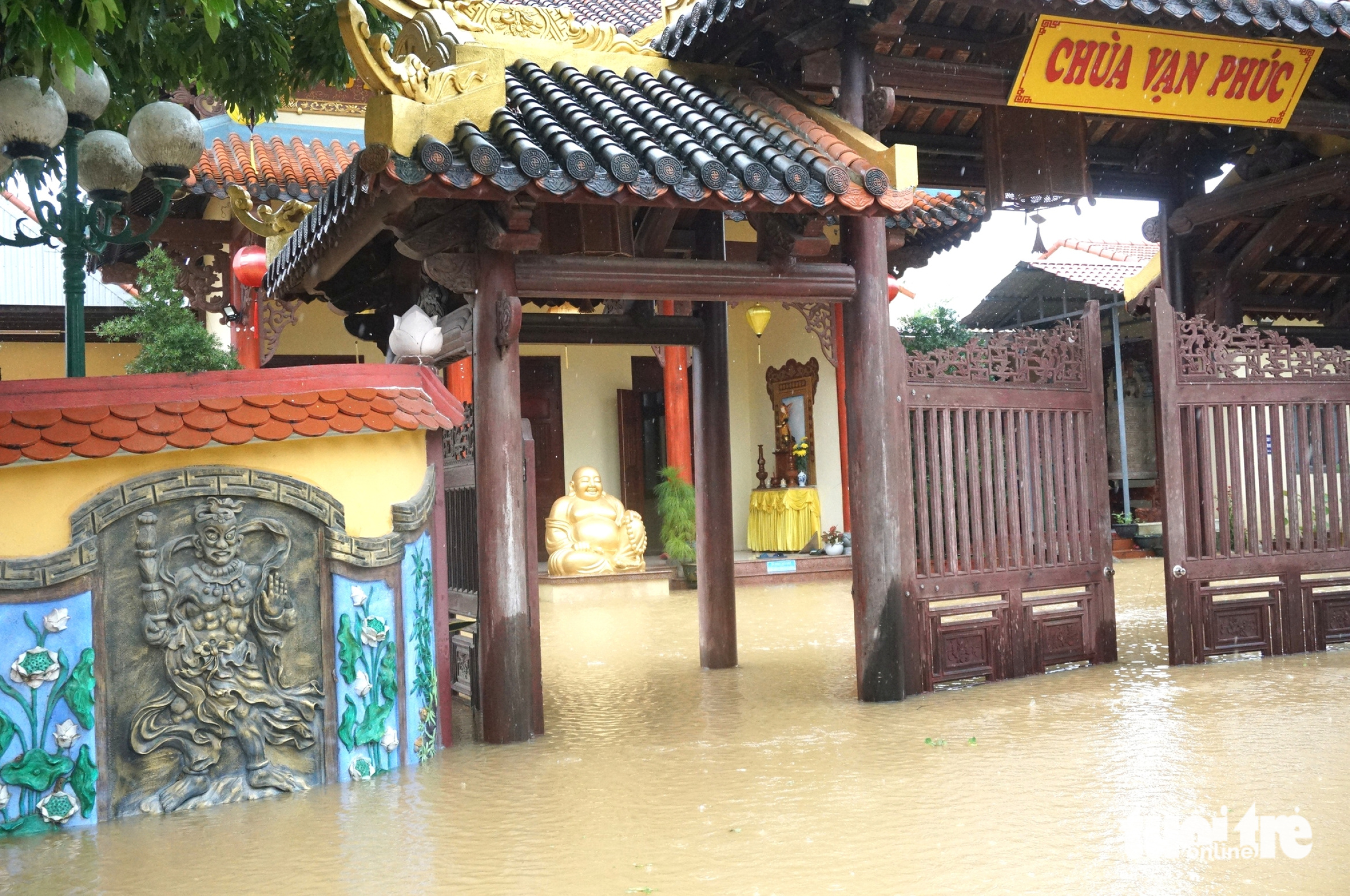 岘港洪水区域的图像:白茫茫的水,居民划船出行
